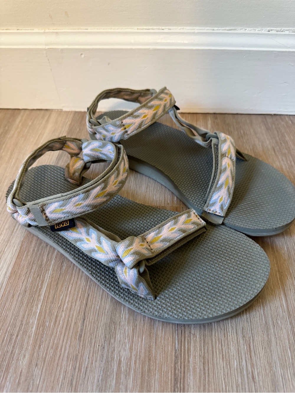 Teva Original Universal Sandals Women’s 9 Grey Pink Geometric Print